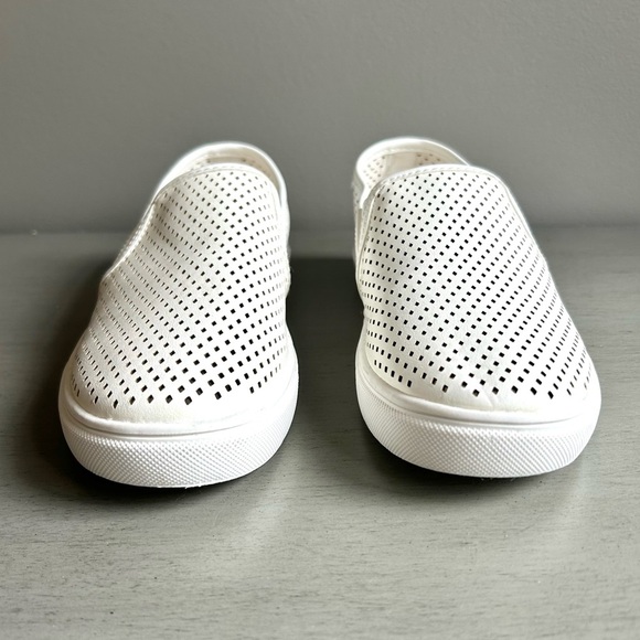 Time & Tru NEW Memory Foam Perforated White Slip-Ons Sneaker Women 7.5 Classic - Picture 3 of 12